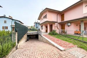 VILLA A SCHIERA D'ANGOLO A AZZANO MELLA