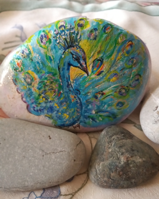 Pavoni dipinti su 3 pietre