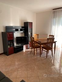 Set tavolo cucina quadtato e mobile/libreria TV