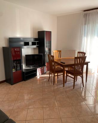 Set tavolo cucina quadtato e mobile/libreria TV
