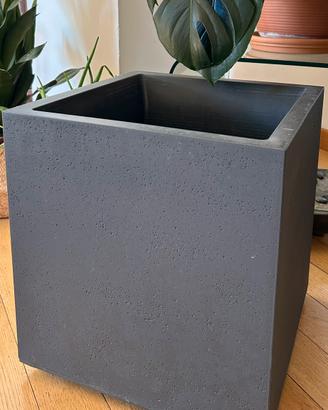 Vaso quadrato simil basalto