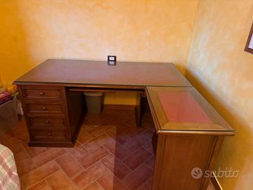 Scrivania in legno massiccio