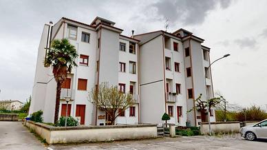 Appartamento di 100 m² con 4 locali e posto auto a
