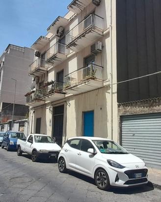 Palazzetto cielo-terra pressi via Messina