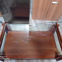 Tavolino in legno con piano in vetro