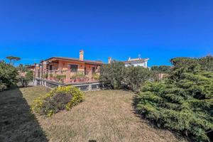 Villa di 300 m² con più di 5 locali e box auto dop
