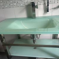 Lavabo in vetro verde con supporti cromati