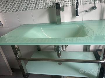 Lavabo in vetro verde con supporti cromati