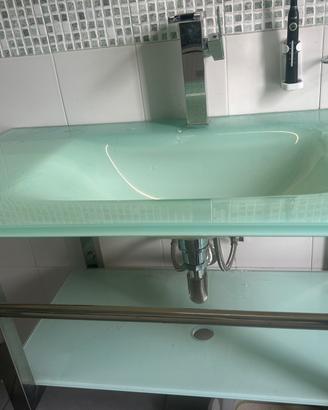 Lavabo in vetro verde con supporti cromati