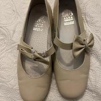 Scarpe basse color crema con nastro e strass