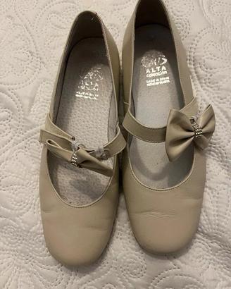 Scarpe basse color crema con nastro e strass