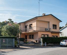 Casa con capannone r-3270