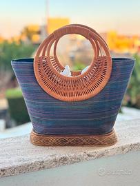 borsa con il manico in legno