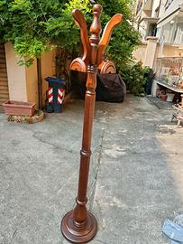 Appendiabiti in legno di noce girevole.