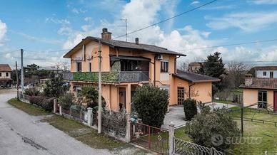 Casa bifamiliare con giardino , garage e terreno 