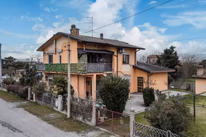 Casa bifamiliare con giardino , garage e terreno 