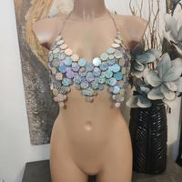 Top in paillettes argento multicolore con catenina