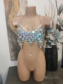 Top in paillettes argento multicolore con catenina