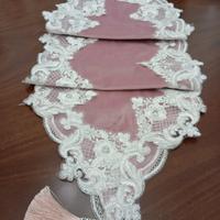 Runner in velluto con pizzo rebrodé 