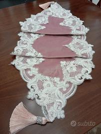 Runner in velluto con pizzo rebrodé 