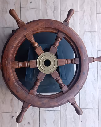 timone in legno massiccio.
