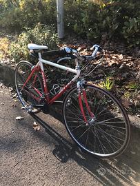 Bicicletta da passeggio in città.