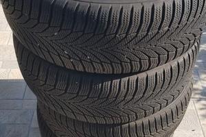 Gomme 235/45r17