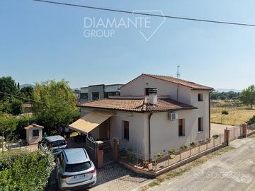 Casa indipendente con giardino e pozzo