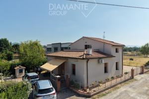 Casa indipendente con giardino e pozzo