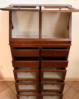 Mobile espositore a cassetti in legno noce.