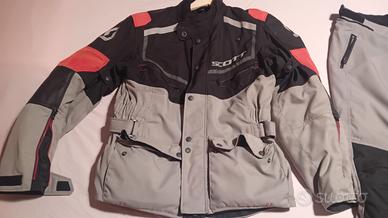 se cerchi un  completo per moto 