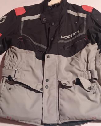 se cerchi un  completo per moto 