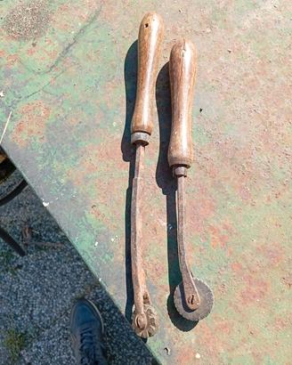 antichi arnesi per sellai 