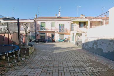 CASA SEMINDIPENDENTE A CASALE MONFERRATO