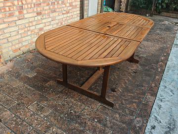 Tavolo in legno da giardino
