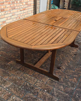 Tavolo in legno da giardino