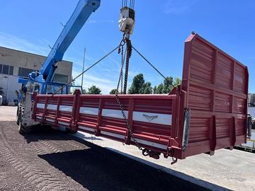 Cassone ribaltabile con posto gru