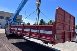 Cassone ribaltabile con posto gru