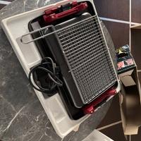 Griglia elettrica da tavolo con piastra girevole.