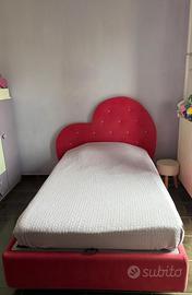Letto contenitore con testiera a forma di cuore