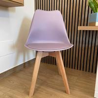 Sedia scandinava Viola con gambe in legno