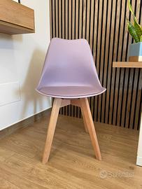 Sedia scandinava Viola con gambe in legno