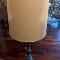 Lampada con struttura in metallo