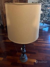 Lampada con struttura in metallo