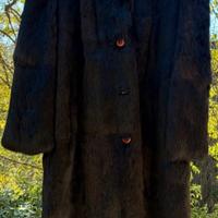 Cappotto in pelliccia di lapin nero.