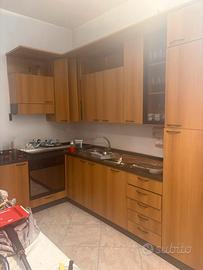 Cucina angolare completa legno chiaro con forno