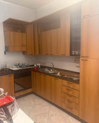 Cucina angolare completa legno chiaro con forno