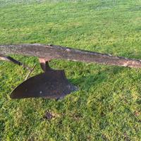 Antico aratro da cavallo in ferro e legno