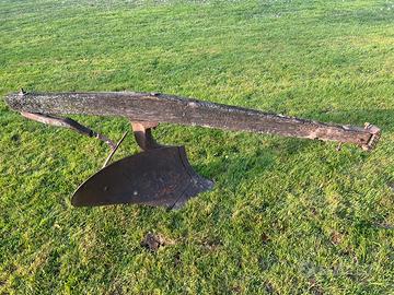 Antico aratro da cavallo in ferro e legno