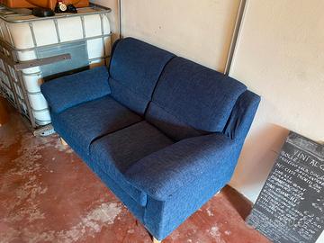 Divano in tessuto die piazze